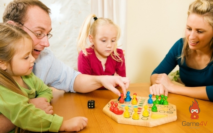 Family_playing_board_game