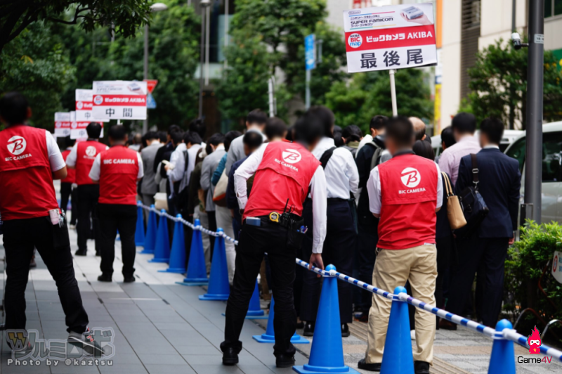 Ngày đầu mở bán 'máy điện tử 4 nút' tại Nhật Bản : Tưởng ế mà cuối cùng lại thành cháy hàng
