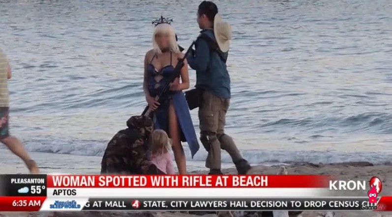 Vác súng trường chụp ảnh Cosplay, cô gái khiến cả bãi biển náo loạn