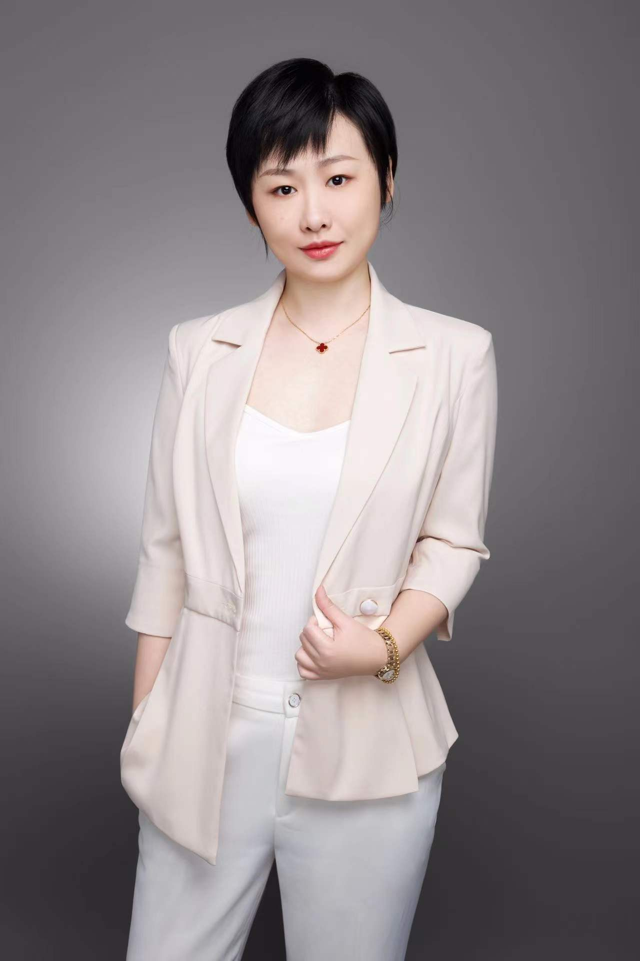 Giám đốc thương mai Yang Ruoxia.