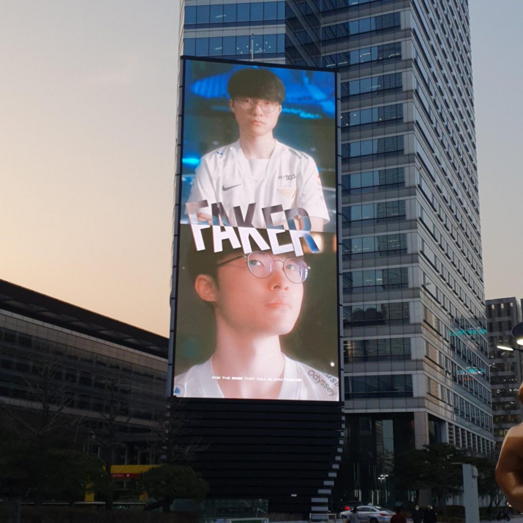 Fan thuê hẳn biển quảng cáo tại trung tâm Seoul để chúc mừng kỷ niệm Faker tròn 9 năm ‘debut’ tại LCK