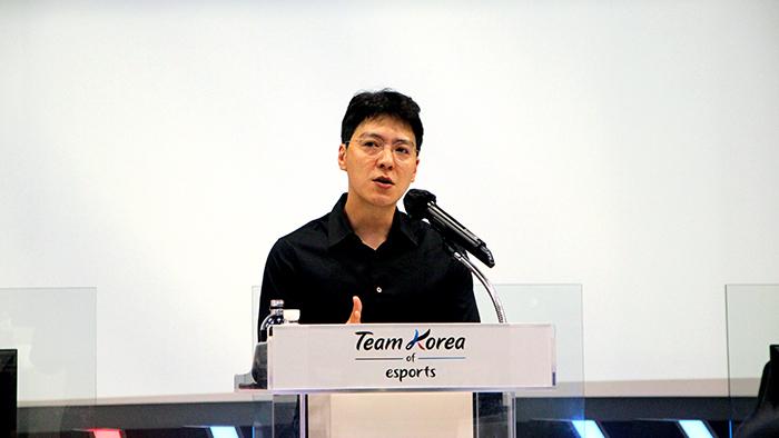 HLV kkOma ám chỉ vòng tuyển chọn ASIAD LMHT Hàn Quốc là 'chiêu trò làm tiền', bật khóc trên livestream vì mang tiếng 'HLV bù nhìn'