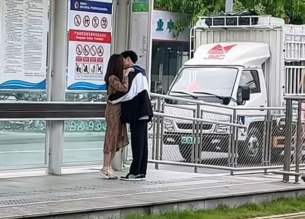 Cặp đôi hôn nhau nơi công cộng, cụ thể là ở 1 nhà chờ xe buýt