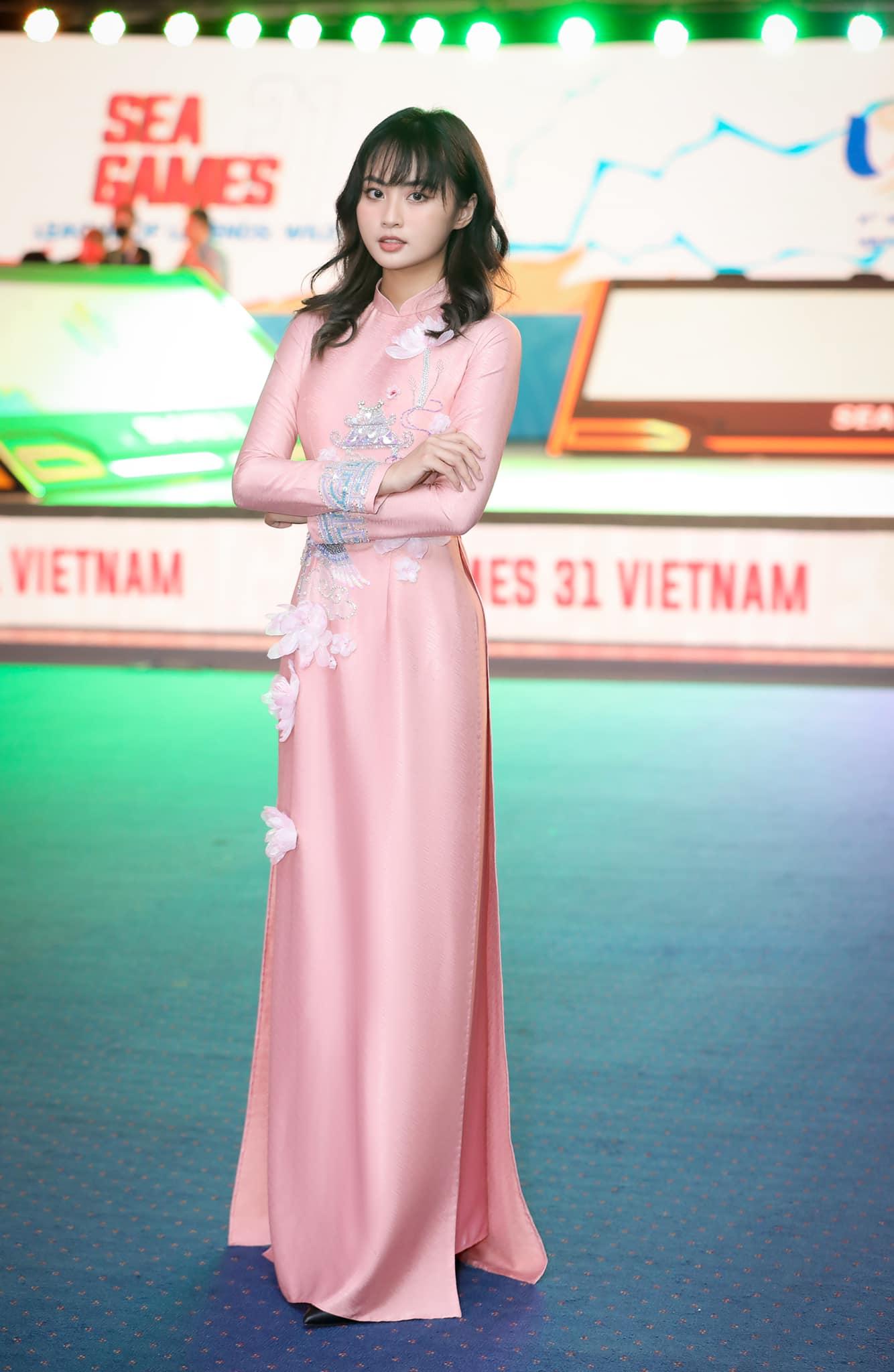 Xuất hiện với tà áo dài tại SEA Games 31, Minh Nghi gây bão trong làng Esports Việt