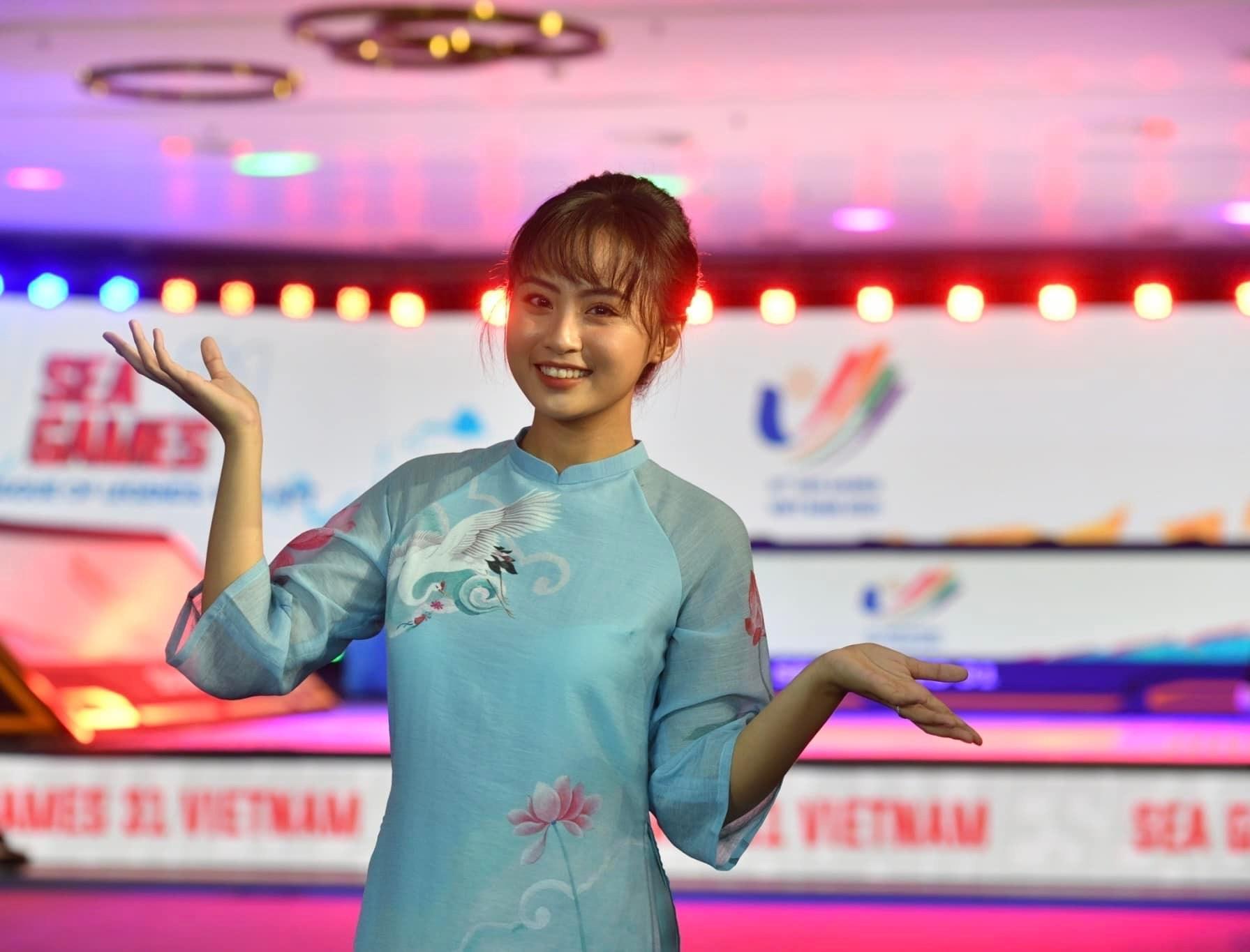 Diện áo dài lên sóng SEA Games 31, Minh Nghi được cộng đồng game thủ Thái Lan khen ngợi