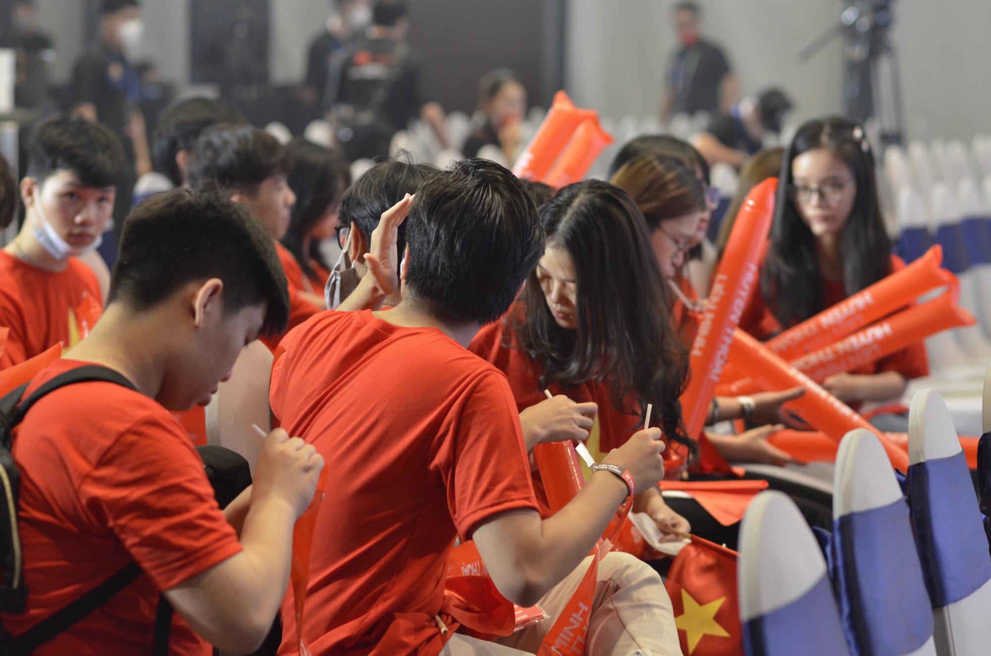 Tâm điểm SEA Games 31: Cộng đồng fan Liên Quân – Liên Minh ‘nhuộm đỏ’ Trung tâm Hội nghị Quốc gia
