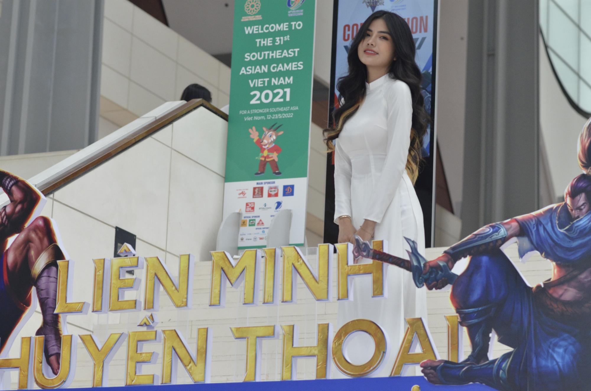 ‘Lột xác’ với hình ảnh nàng thơ đầy lạ lẫm tại SEA Games 31, MC Mai Dora khiến dân tình xốn xang không ngớt