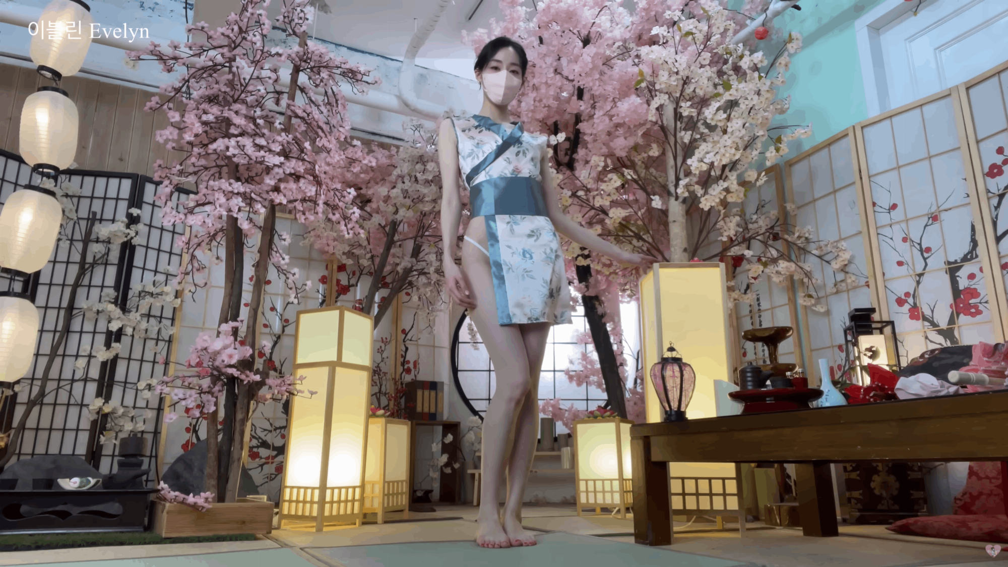 Mới đây, nữ YouTuber đã thực hiện 1 bộ Lookbook với nội y và kimono cách điệu