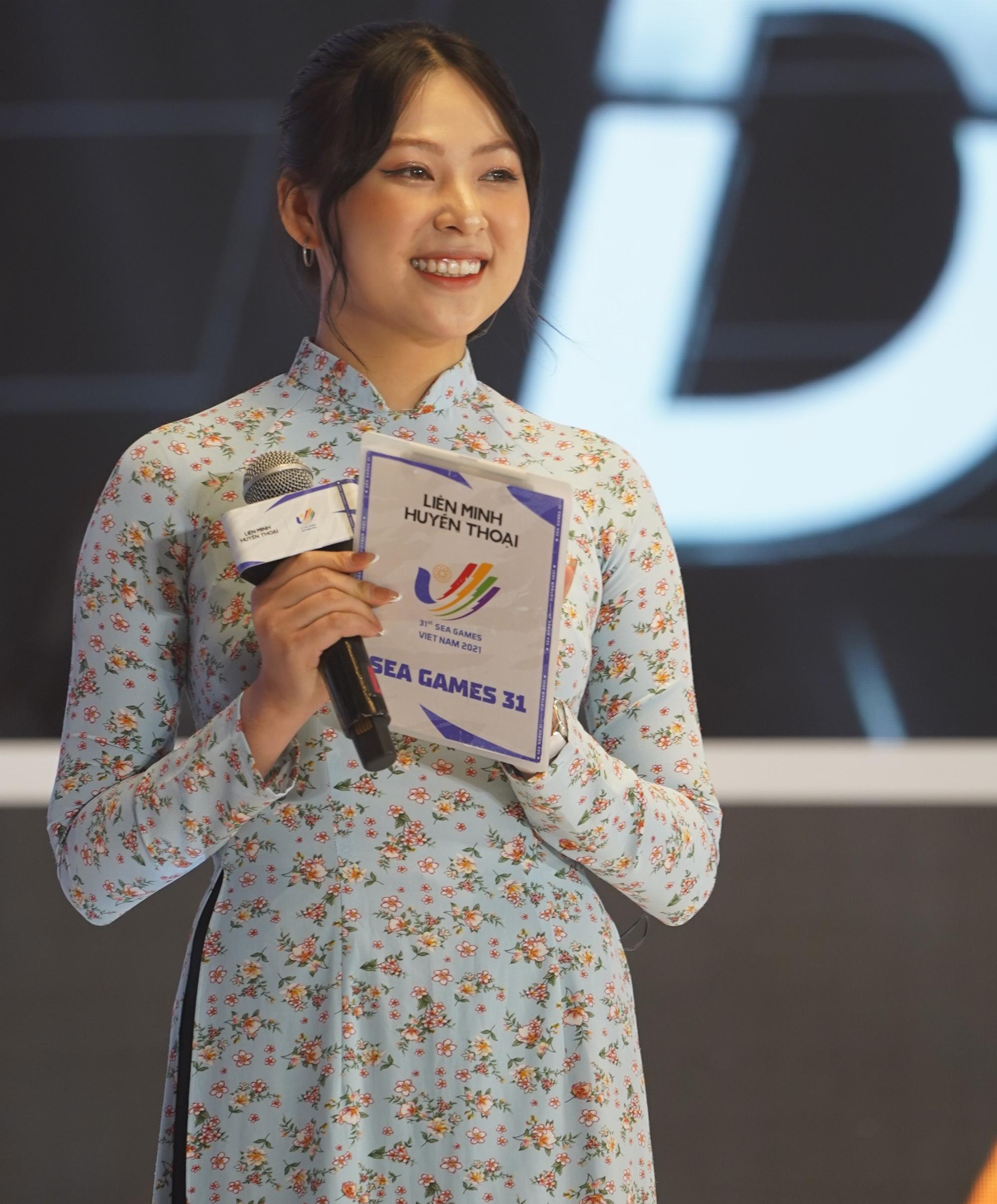 Biến SEA Games 31 thành ‘đại hội áo dài’, dàn nữ MC eSports nước chủ nhà xinh đẹp rạng ngời trong từng khoảnh khắc