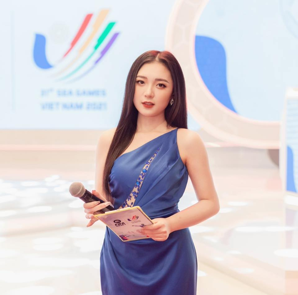 Biến SEA Games 31 thành ‘đại hội áo dài’, dàn nữ MC eSports nước chủ nhà xinh đẹp rạng ngời trong từng khoảnh khắc