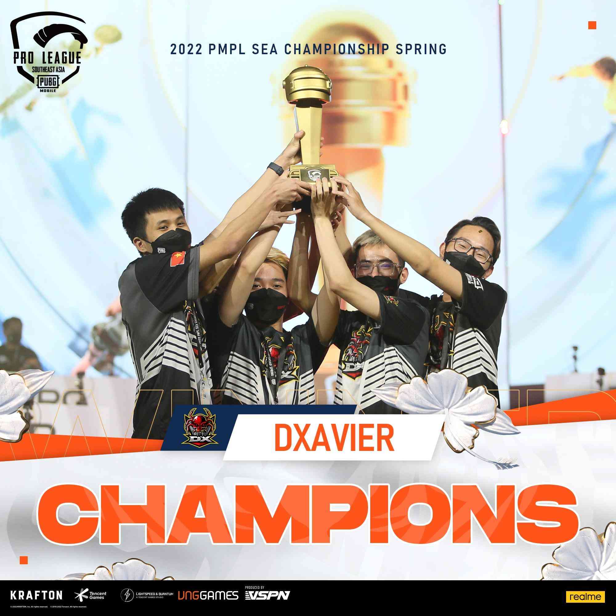Các thành viên D'Xavier nâng cao chiếc cúp vô địch PUBG Mobile Đông Nam Á.