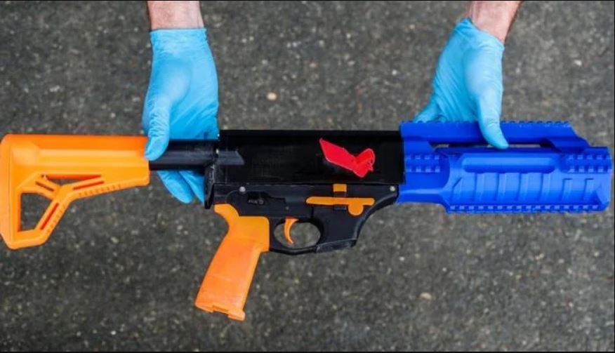 Cậu bé chế tạo ra súng in 3D có tính năng như súng thật khiến cảnh sát phải vào cuộc
