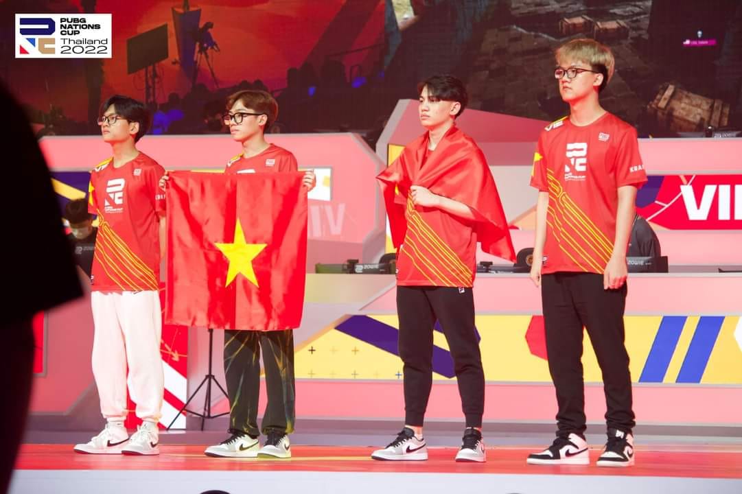Đội tuyển quốc gia đem lá cờ Việt Nam lên sân khấu ăn mừng.