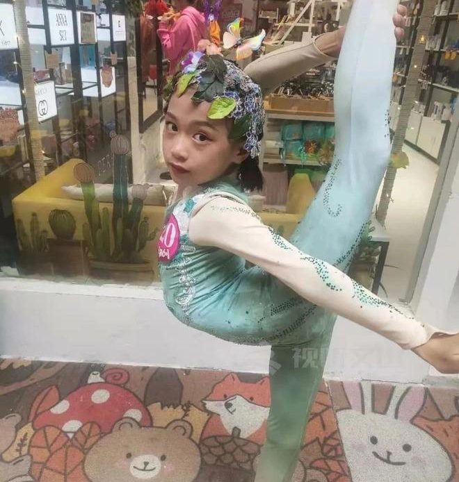 Bé gái Trung Quốc nổi tiếng nhờ clip tập múa ở hàng thịt lợn