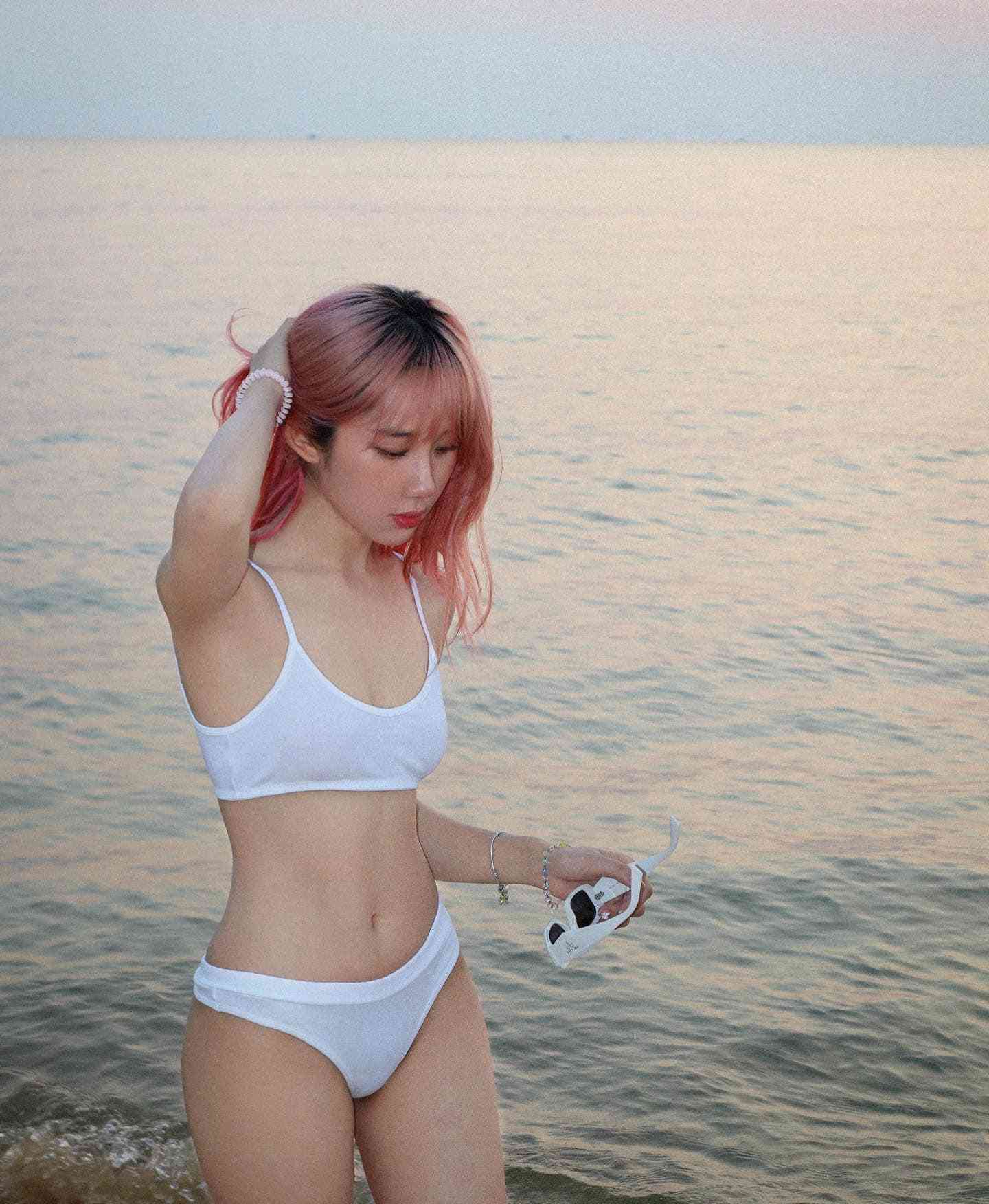 Mina Young khoe 3 vòng ‘bốc lửa’ trong bộ ảnh bikini làm rapper B Ray cũng phải ‘thả tim’