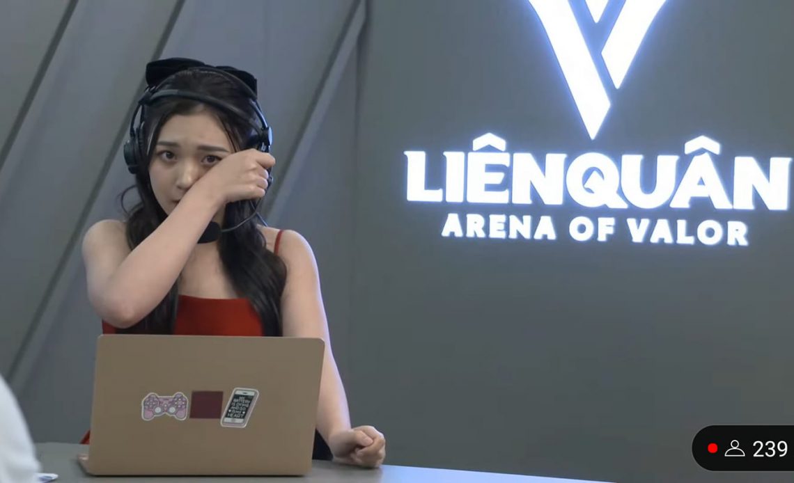 MC Phương Thảo bật khóc trên sóng livestream khi chứng kiến V Gaming tiến vào chung kết AIC 2022