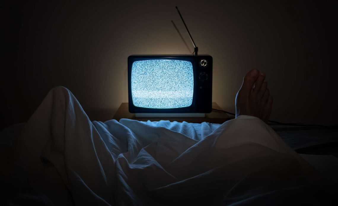 Ngủ gật khi xem TV có thể gây béo phì và nhiều bệnh khác