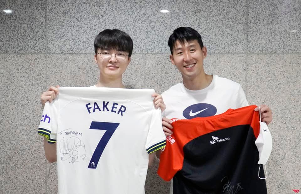 Bức ảnh chụp chung giữa Faker và Son Heung-min khiến nhiều fan để lại lời cà khịa.