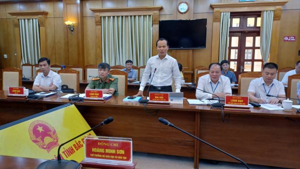 Mr. Mai Son, Vice Chairman of Bac Giang Provincial People's Committee, reported to the delegation of the Ministry of Education and Training on the direction of this province's 2022 high school graduation exam.