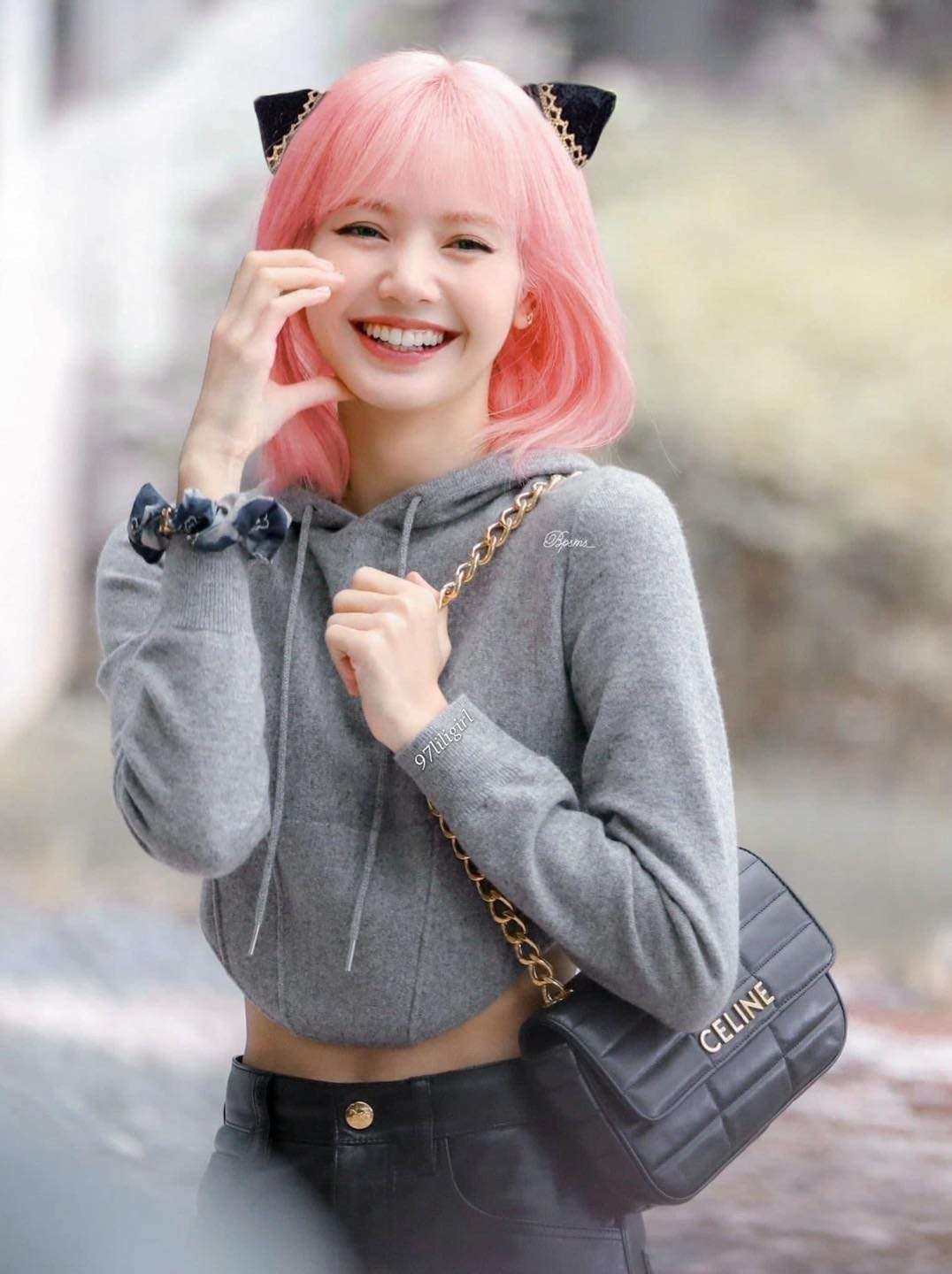 The bright smile that creates the brand for Lisa.