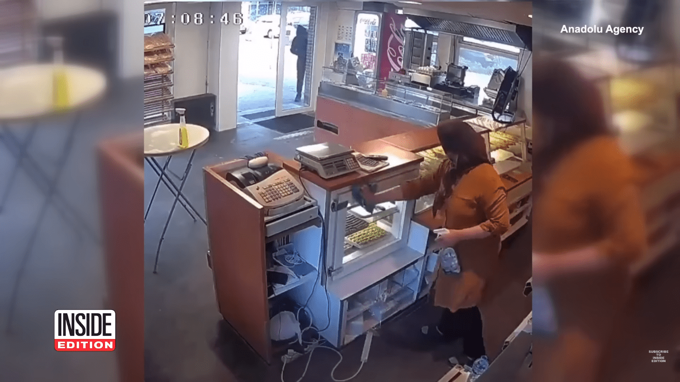 Nhân viên tiệm bánh đánh cướp bằng nùi giẻ [HOT]