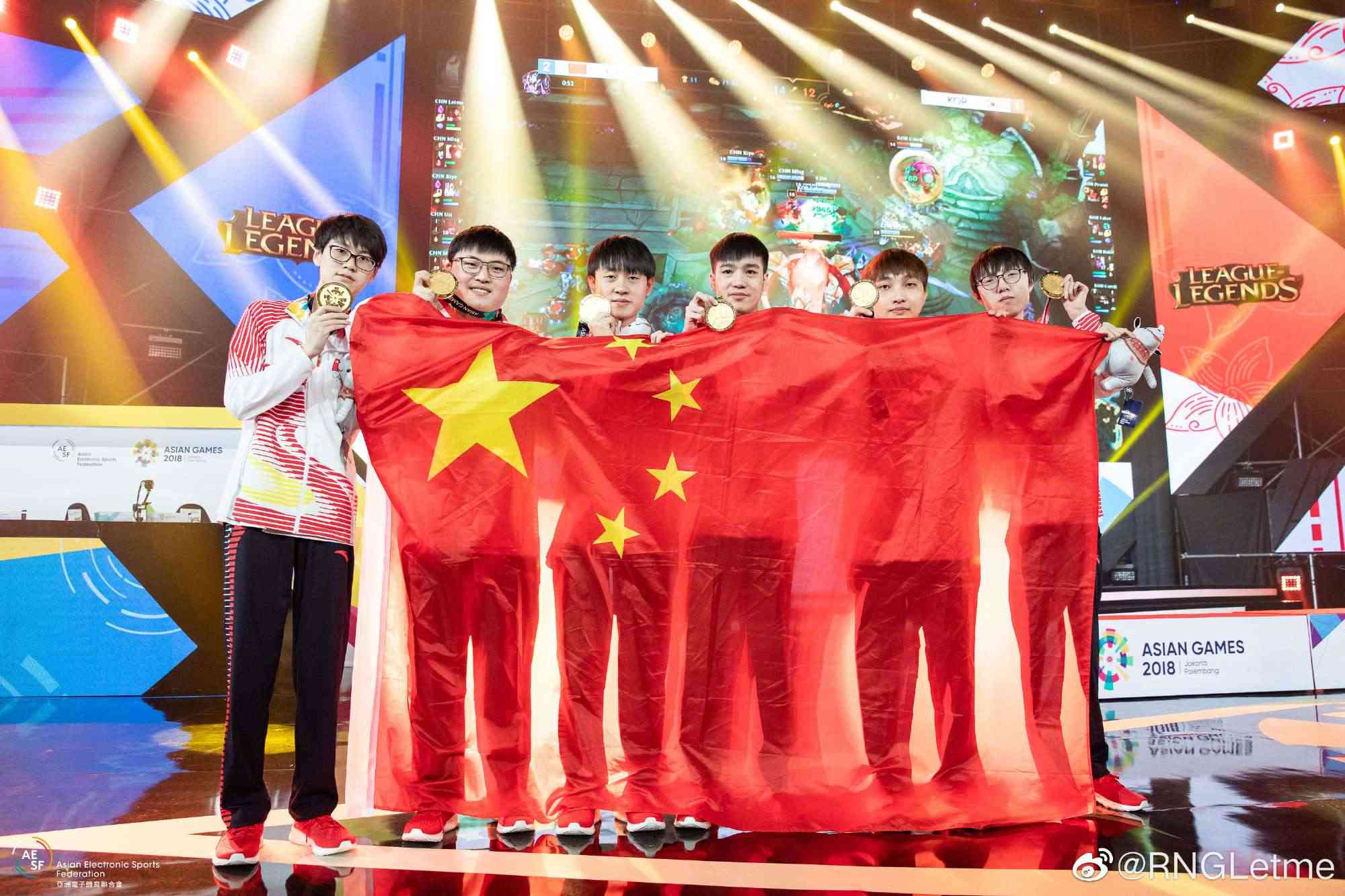 Letme (thứ 3 từ phải sang) và đội tuyển Liên Minh Huyền Thoại Trung Quốc giành chiến thắng trước đội tuyển Hàn Quốc tại ASIAD 2018