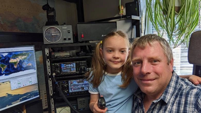 Cô bé 8 tuổi liên lạc với trạm hàng không vũ trụ qua radio tại nhà