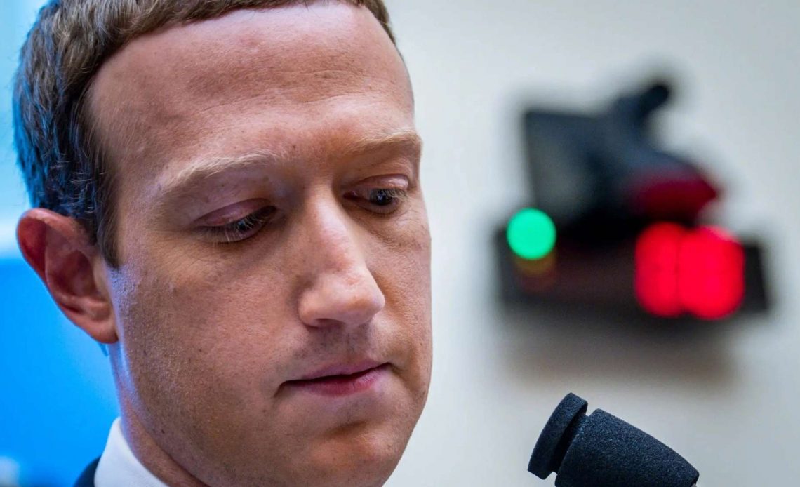 Facebook sa thải nhân viên bằng cách quay số may rủi
