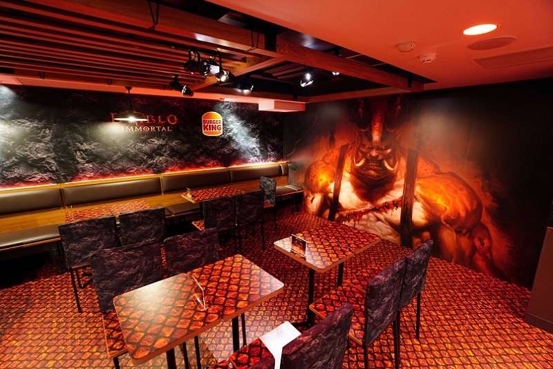 Không gian quán tại Burger King theo chủ đề Diablo Immortal.
