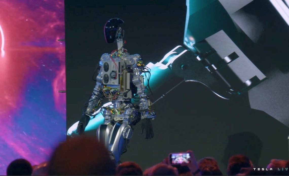 Elon Musk tiết lộ nguyên mẫu robot Optimus hình người giá rẻ