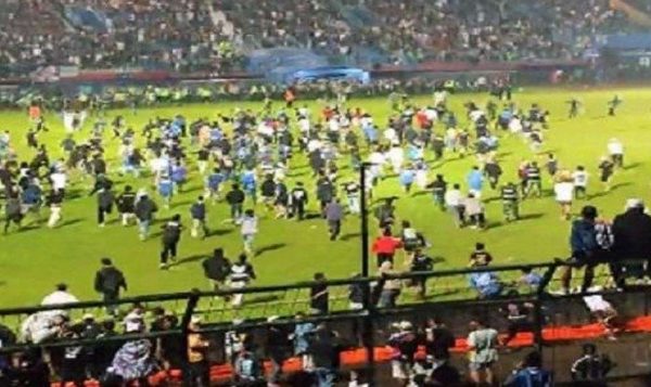 Toàn cảnh vụ bạo loạn ở sân vận động Indonesia khiến gần 200 người thi.ệt mạ.ng