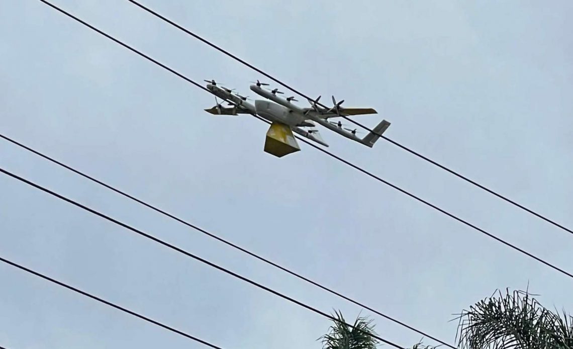 Cả thị trấn ở Úc mất điện vì máy bay giao đồ ăn mắc kẹt vào dây điện