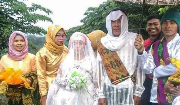 Cụ ông 78 tuổi cưới tình đầu 18 tuổi ở Philippines