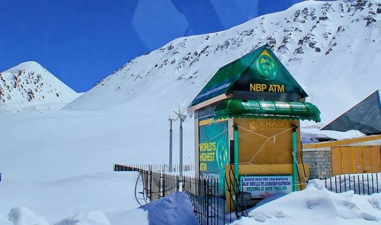 Trải nghiệm rút tiền ở ATM cao nhất thế giới nằm trên núi tuyết
