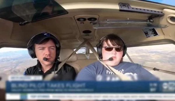 Cô gái mù lái máy bay xuyên nước Mỹ