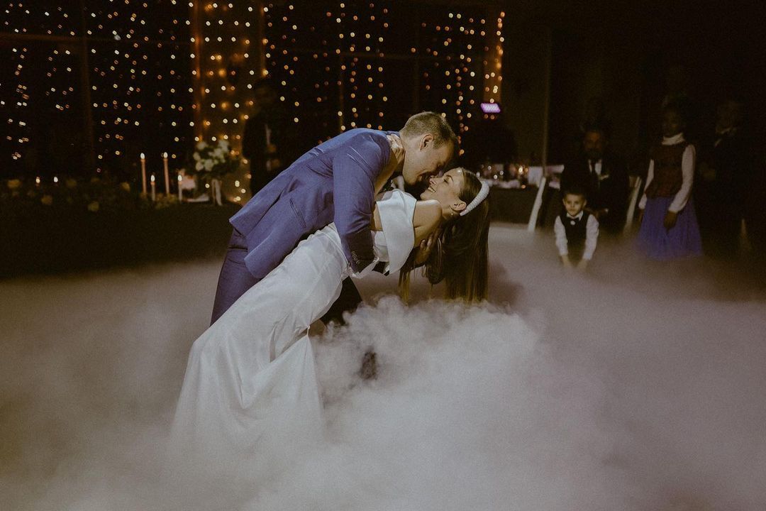 Bức ảnh "chúa hề LEC" khiêu vũ cùng vợ trong đám cưới được anh chia sẻ lên Instagram cá nhân.