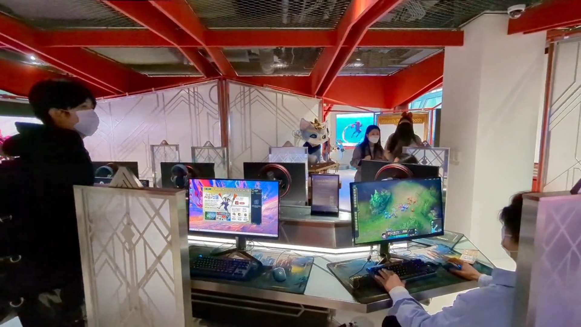 Khu vực chơi game được thiết kế khá giống các "PC Bang" tại Hàn Quốc.