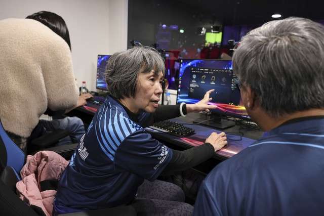 LMHT: Cụ bà 65 tuổi người Đài Loan tập chơi game để thi đấu khiến nhiều ‘fan nhí’ kính nể