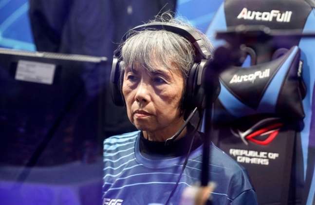 LMHT: Cụ bà 65 tuổi người Đài Loan tập chơi game để thi đấu khiến nhiều 'fan nhí' kính nể