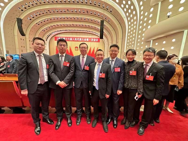 Chủ tịch Liu Wei (ngoài cùng bên phải) tham gia hội nghị ở Thượng Hải.