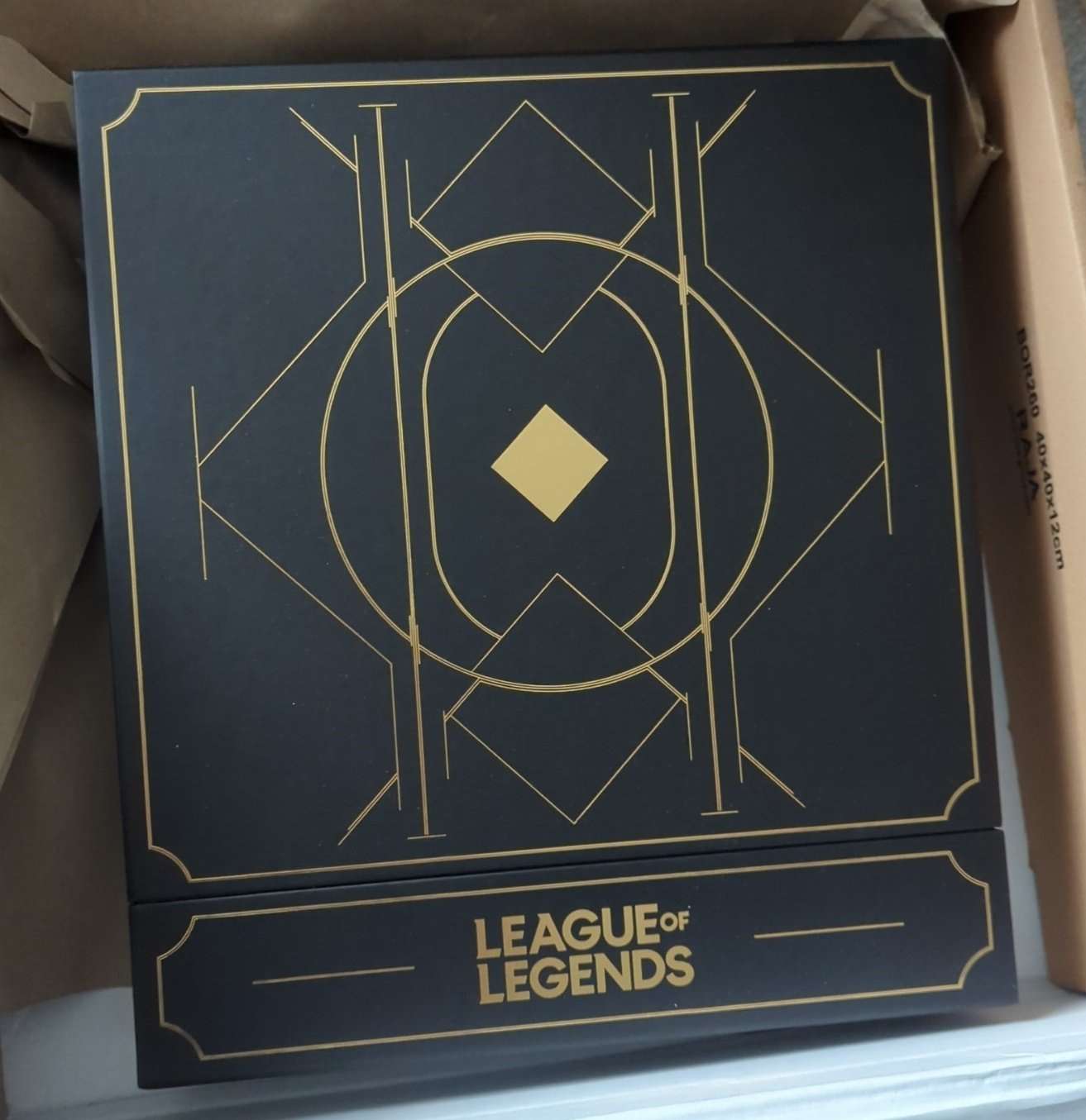 Riot Games gửi quà đến trong một chiếc hộp.