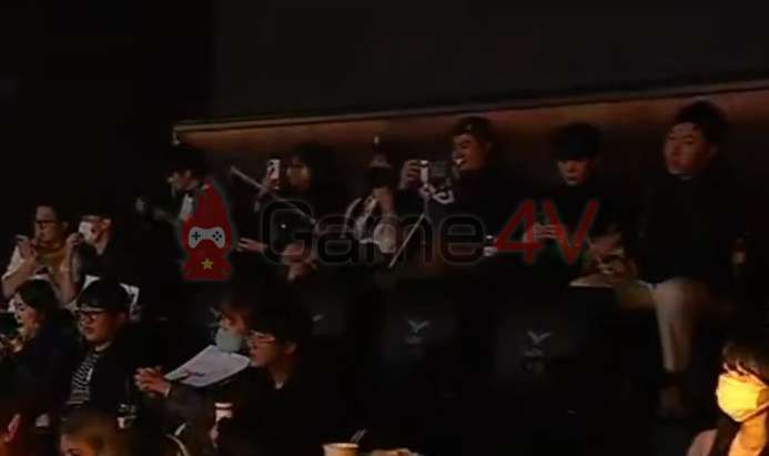 Khác với hình ảnh nổi bật thường xuất hiện tại trung tâm sân khấu, Ji Hyun An ngồi ở góc khá “kín đáo” tại LoL Park.