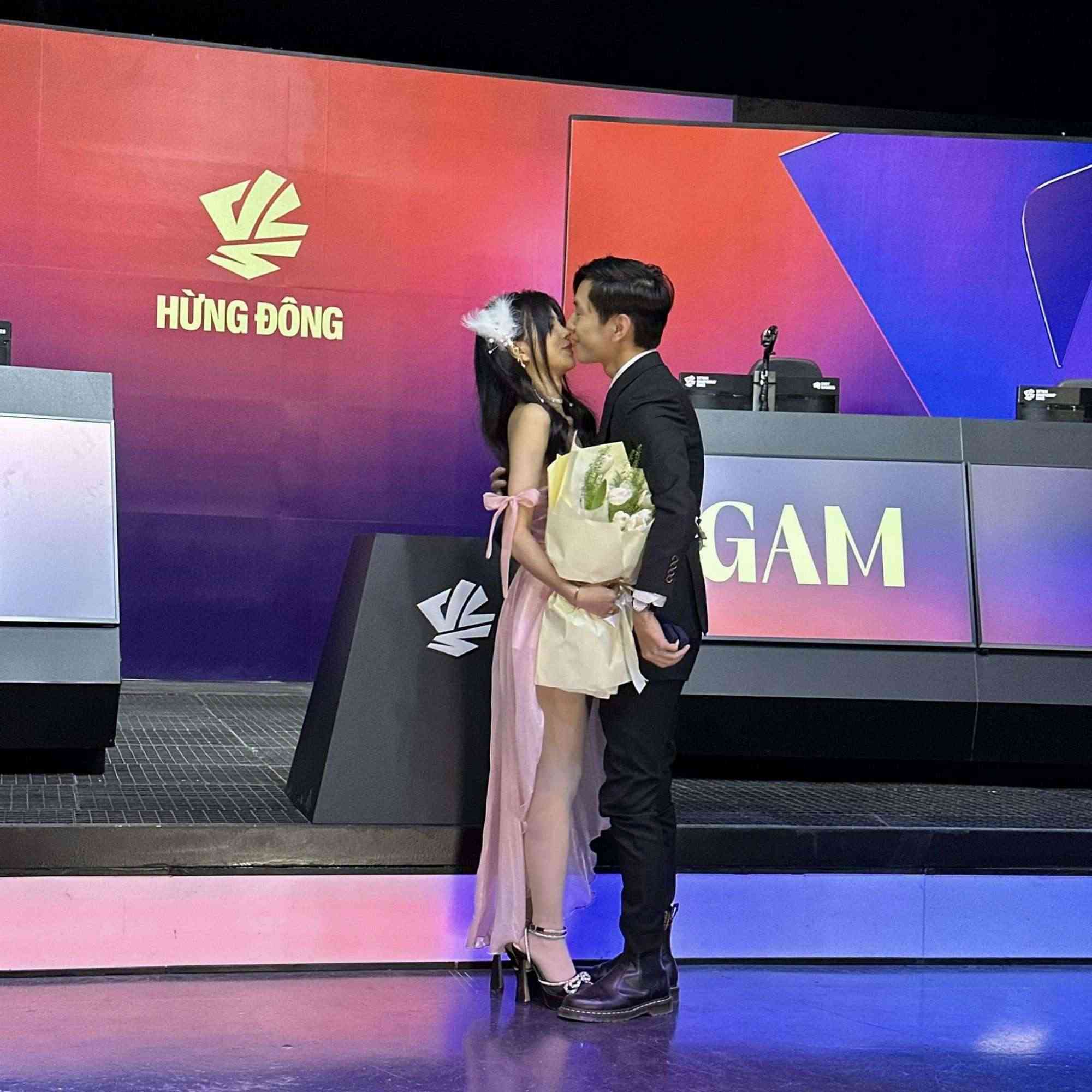 BLV Văn Tùng cầu hôn MC Mai Dora ngay trong đêm chung kết VCS