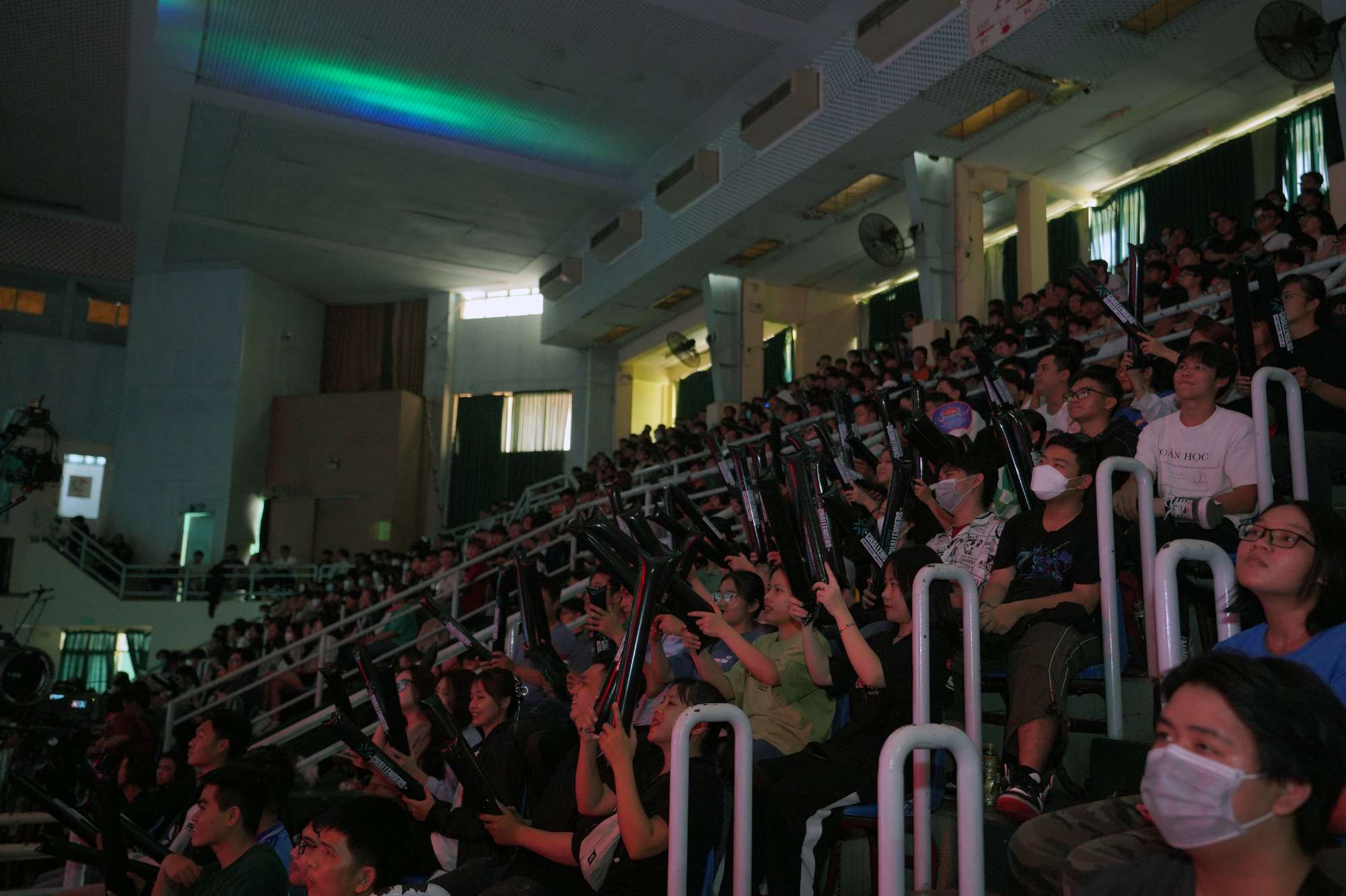 Sân khấu chật kín khán giả của giải đấu hàng đầu VALORANT Việt Nam.