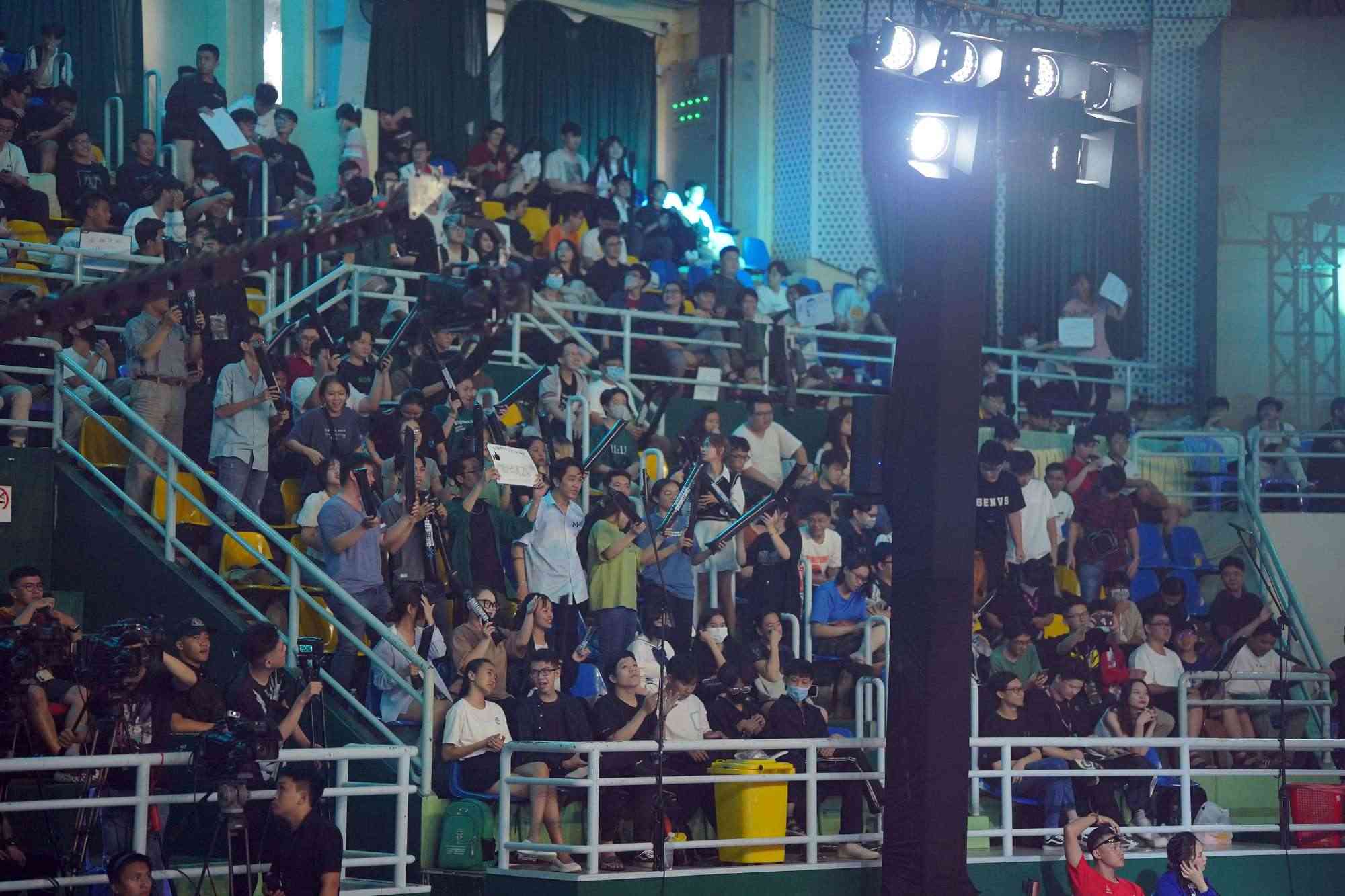 Nhiều tình huống làm khán giả "đứng ngồi không yên" tại nhà thi đấu.