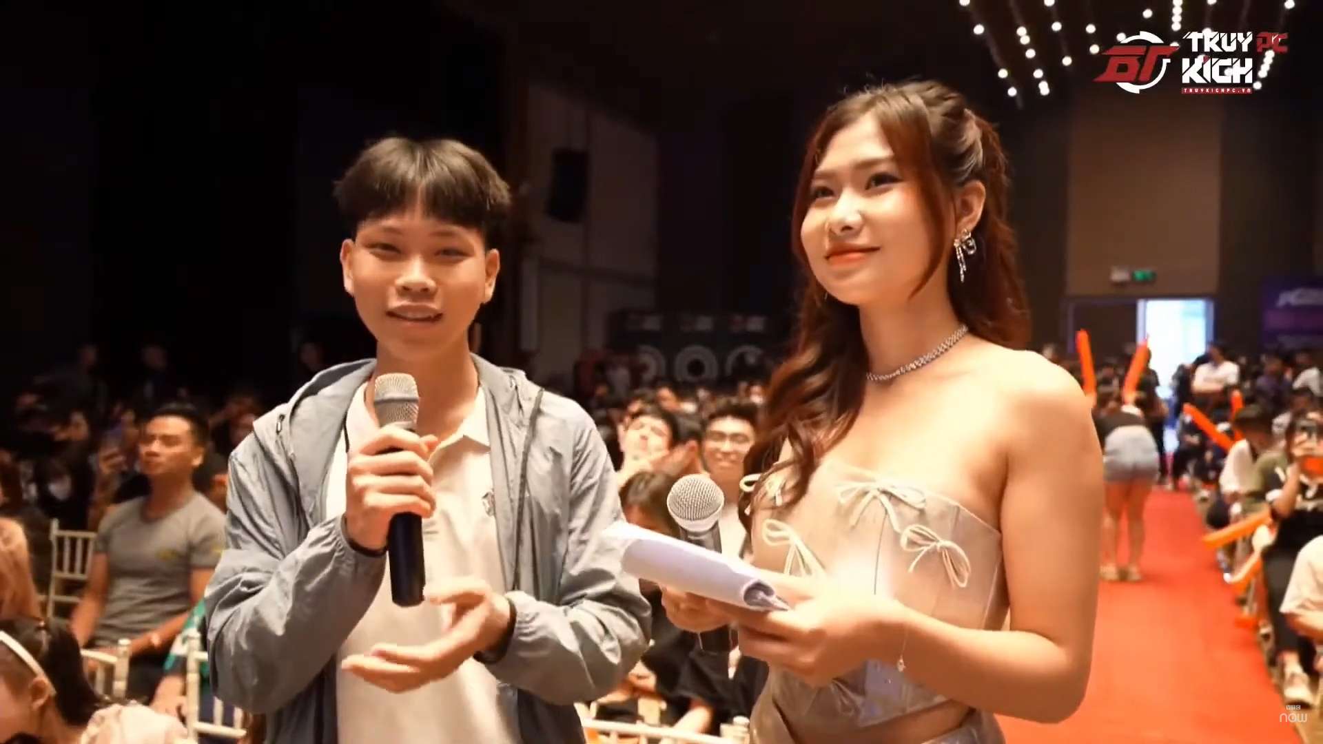 MC Khánh An phỏng vấn các game thủ có mặt tại sự kiện.