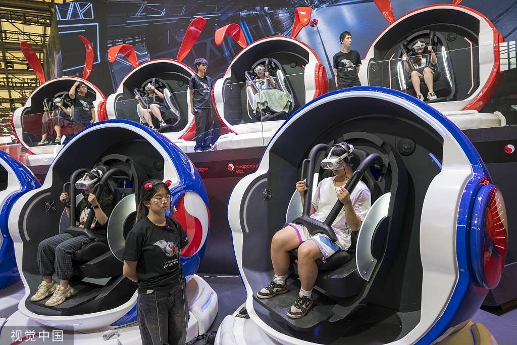 Khách tham quan trải nghiệm game VR tại gian hàng của Qualcomm tại ChinaJoy ở Thượng Hải.