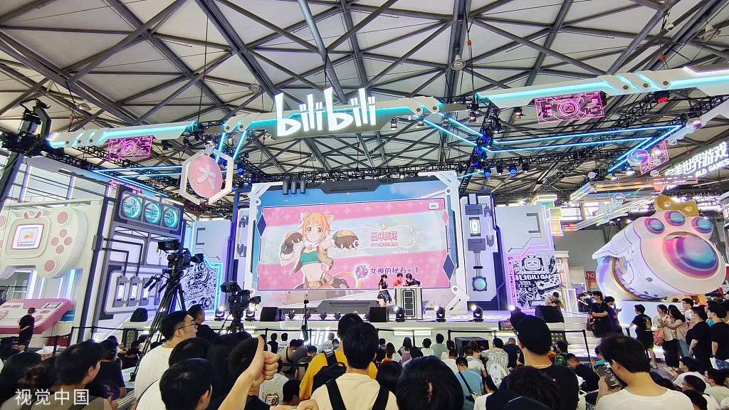 Game thủ xem một game show tại gian hàng của Bilibili tại ChinaJoy ở Thượng Hải, vào ngày 30 tháng 7 năm 2023.