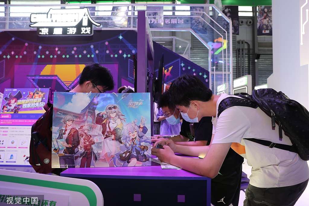Khách tham quan chơi trò chơi tại gian hàng của Chillyroom tại ChinaJoy ở Thượng Hải, vào ngày 31 tháng 7 năm 2023.