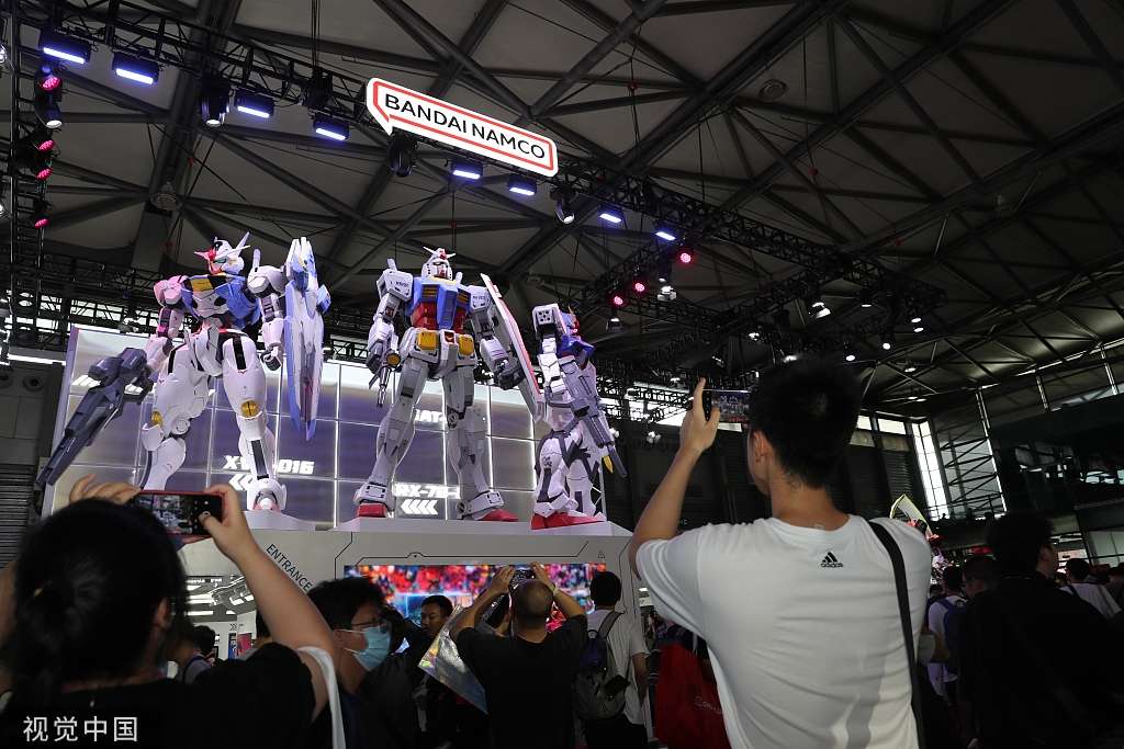 Khách tham quan chụp ảnh cho robot trưng bày tại gian hàng của Bandai Namco tại ChinaJoy ở Thượng Hải, vào ngày 31 tháng 7 năm 2023.